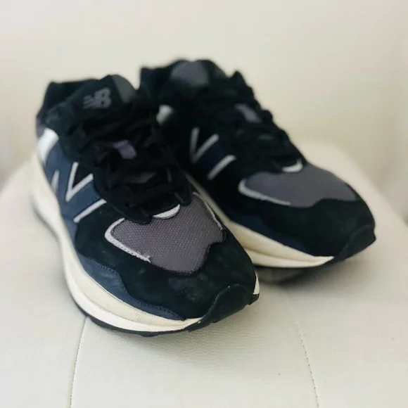 New Balance Women’s 57//40 Sneakers Gray & Black Size 8